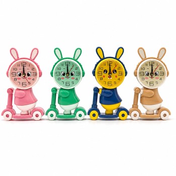 Çocuk Masa Saati - Scooter Süren Sevimli Tavşan Tasarımlı - Kalemtıraş Özellikli - Plastik Kasa 